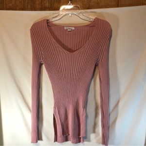 Ms Maggie woman’s rose colored ribbed long sleeve sweater V neck 7” side slits L